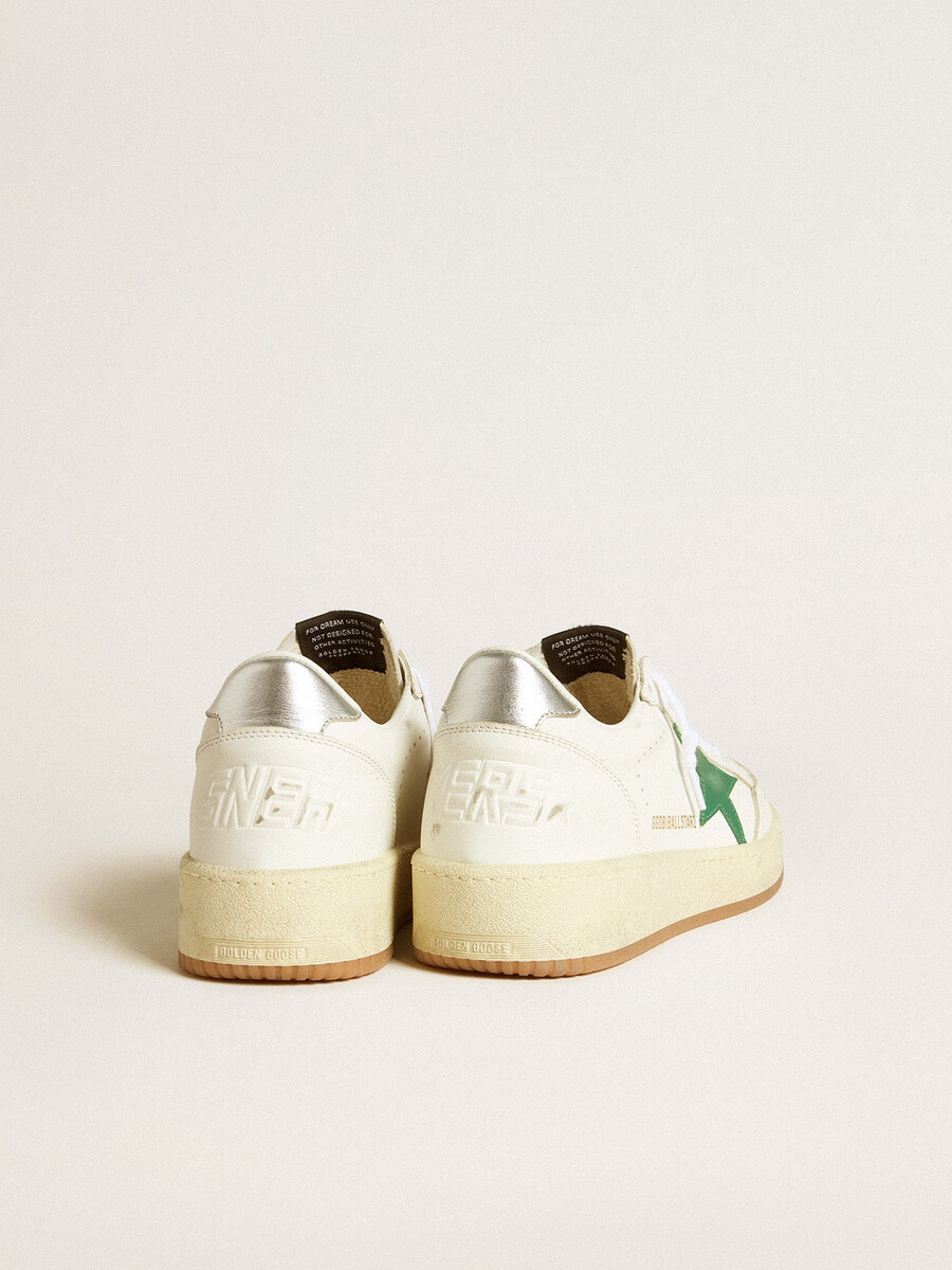 damesballerina met groene leren ster en metallic leren hielstuk.