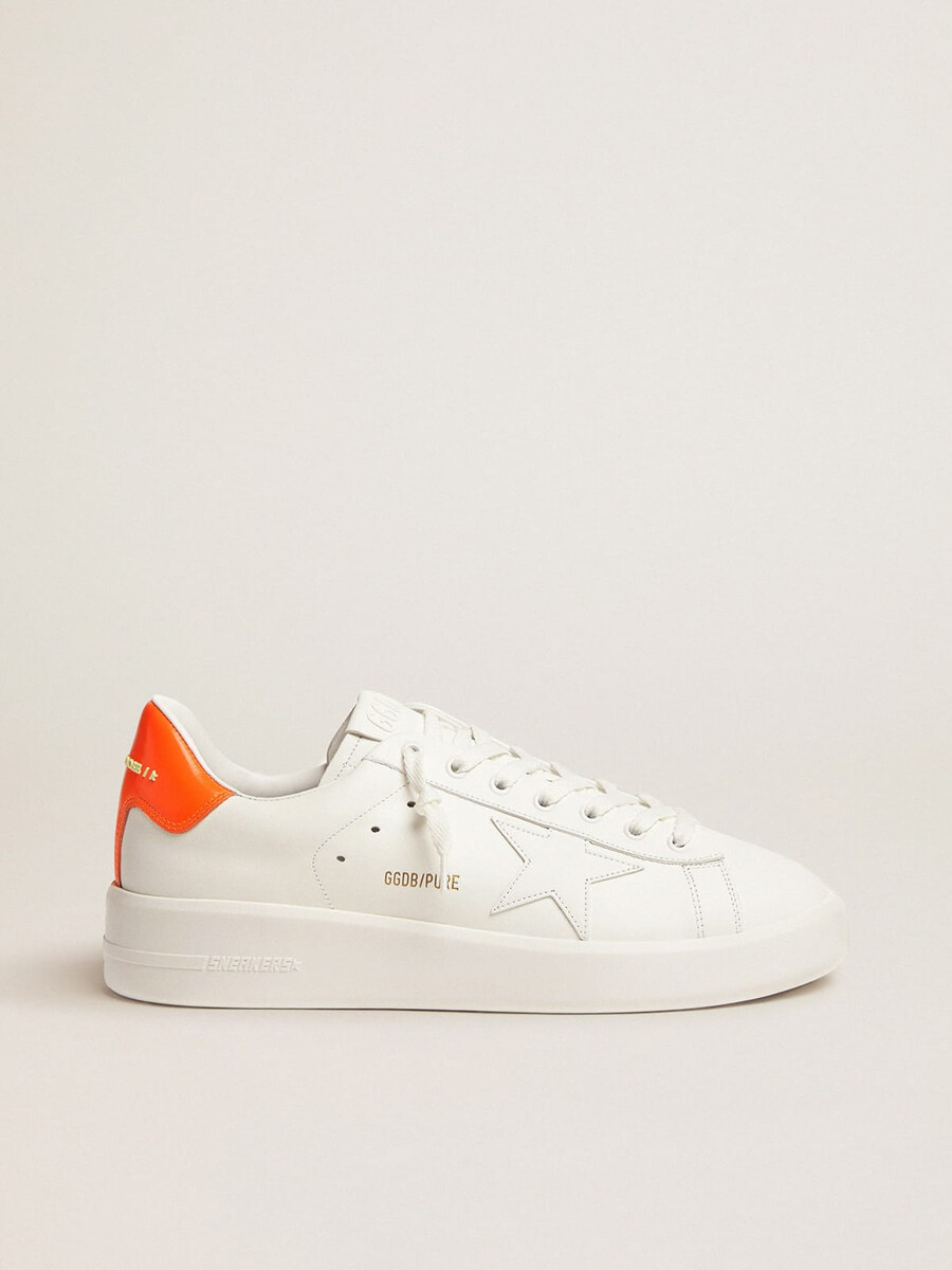 witte purestar sneakers met een fluorescerend oranje hielstuk.