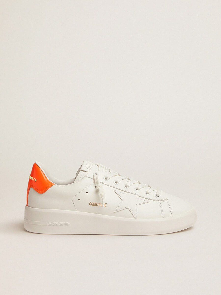 witte purestar sneakers met een fluorescerend oranje hielstuk.