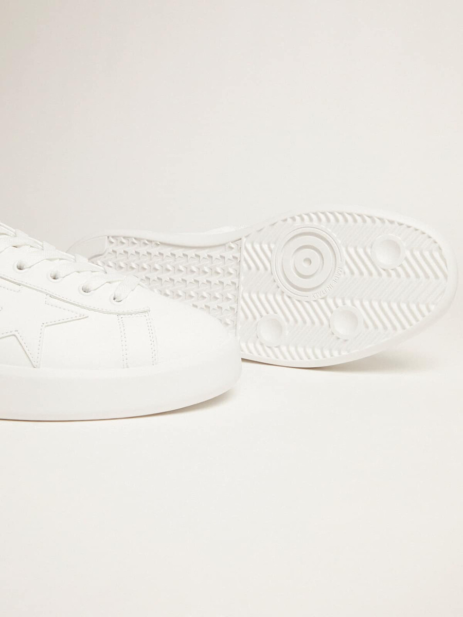 witte purestar sneakers met een fluorescerend oranje hielstuk.