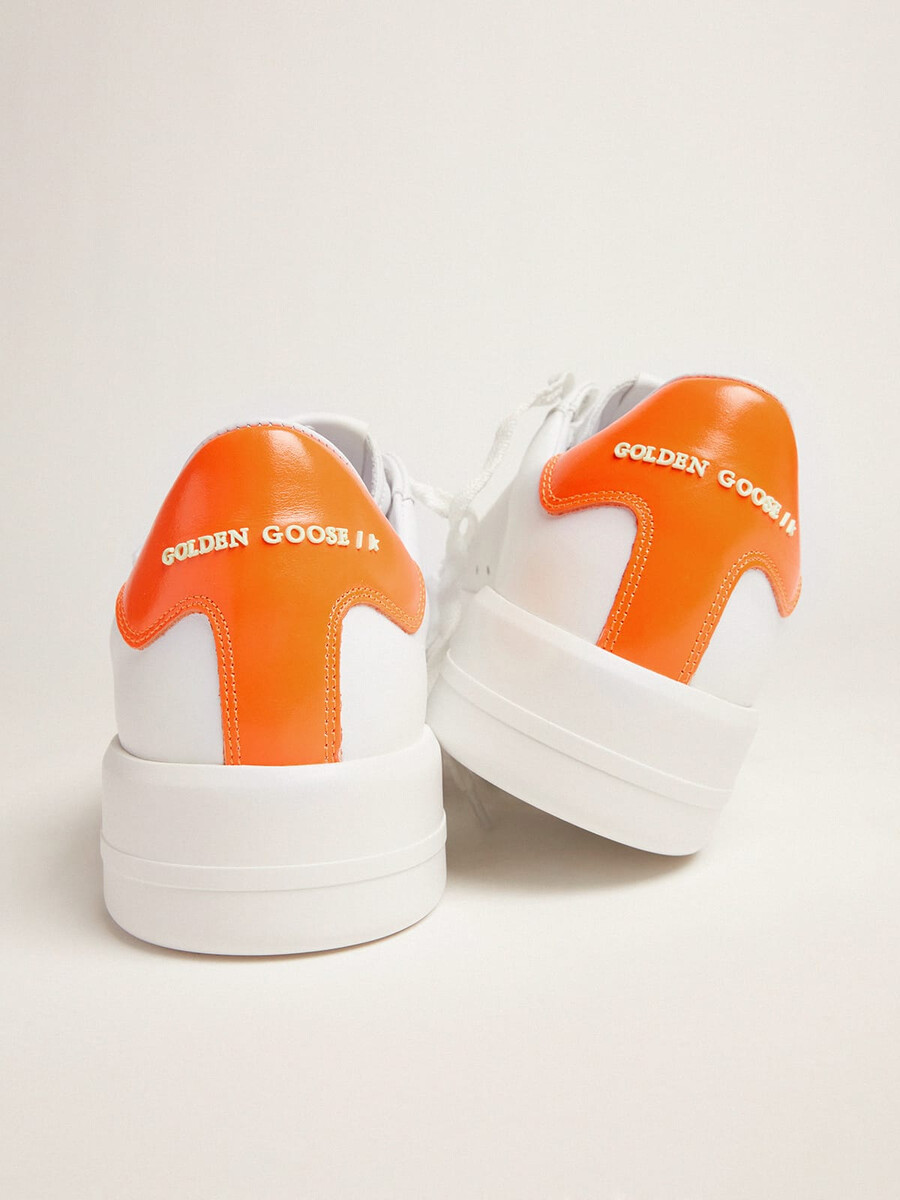 witte purestar sneakers met een fluorescerend oranje hielstuk.