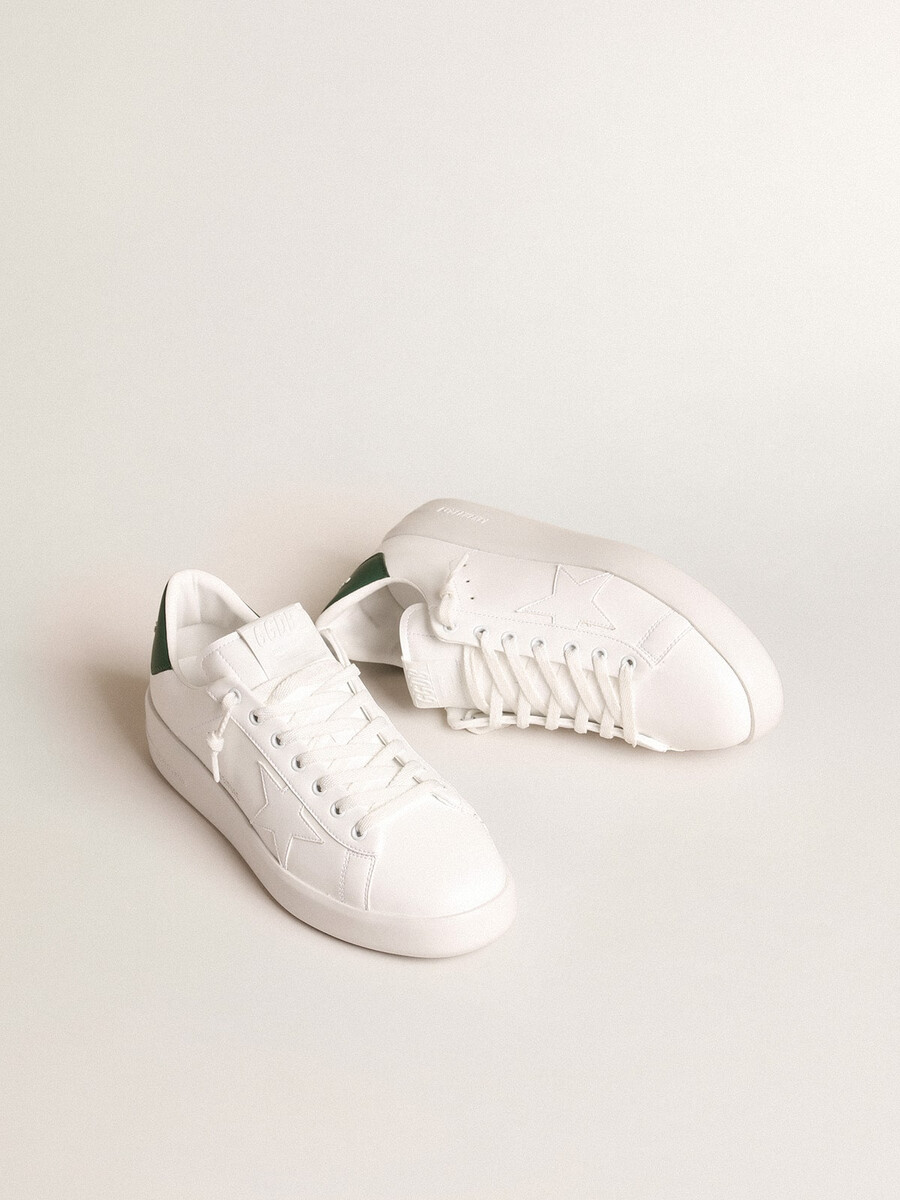 purestar met witte biobased ster en matgroene leren hielstuk.