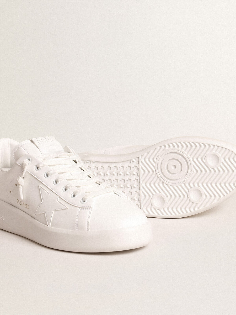 purestar met witte biobased ster en matgroene leren hielstuk.