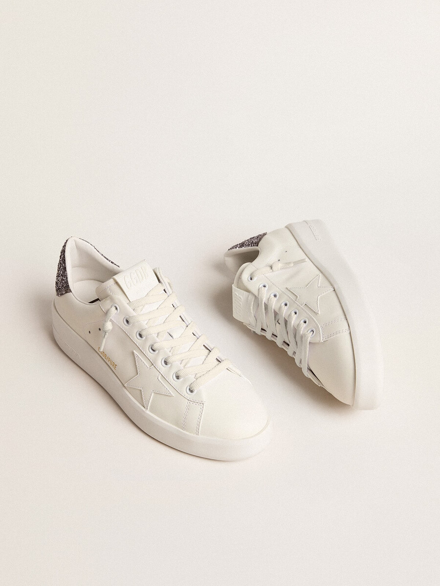 dames purestar met witte leren ster en antracietkleurige glitterhak.