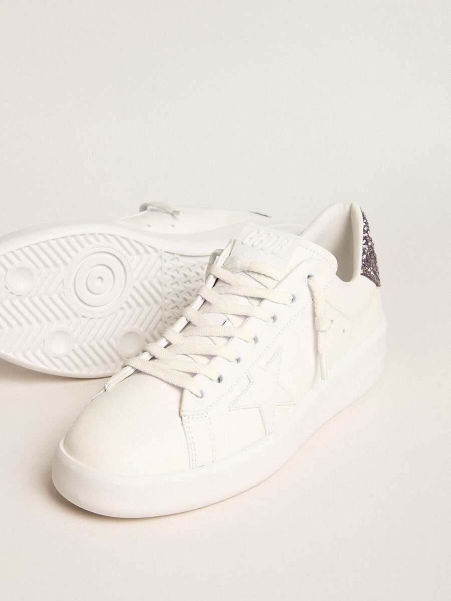 dames purestar met witte leren ster en antracietkleurige glitterhak.
