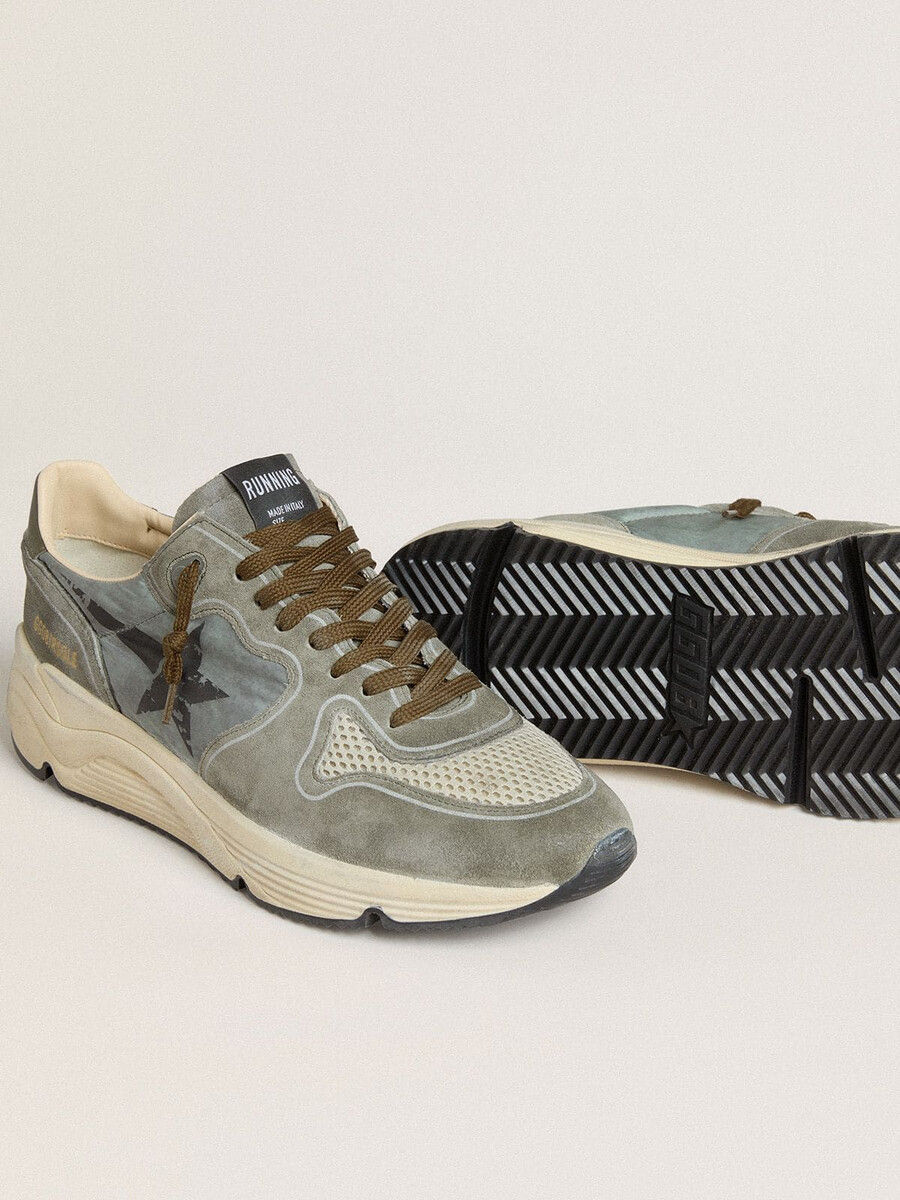 hardloopschoen voor heren met lichtblauwe nylon zool zwarte ster en groene leren hielband.