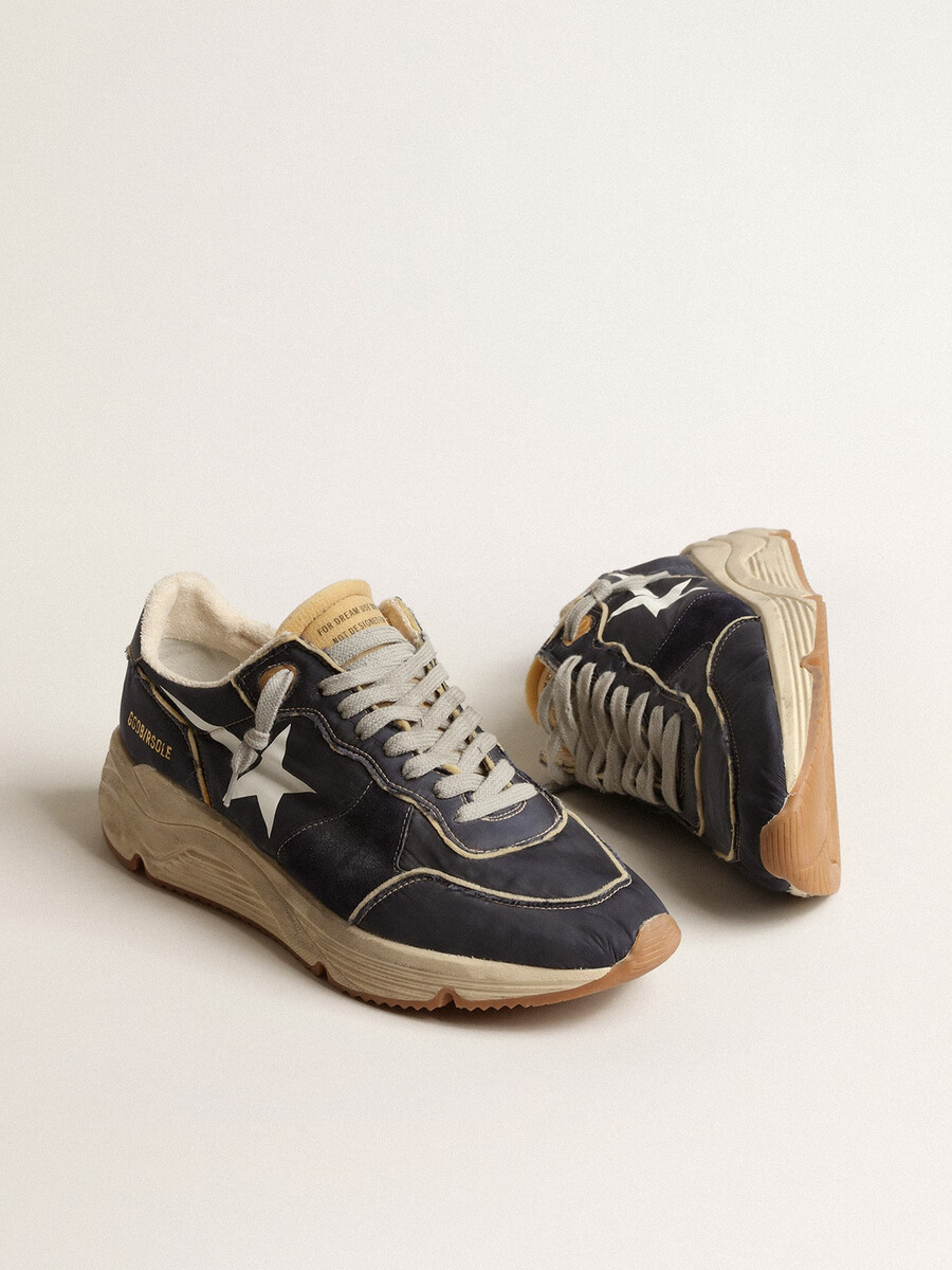 hardloopzool van blauw nylon met witte sterrenprint.