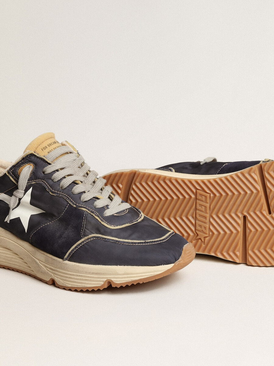 hardloopzool van blauw nylon met witte sterrenprint.