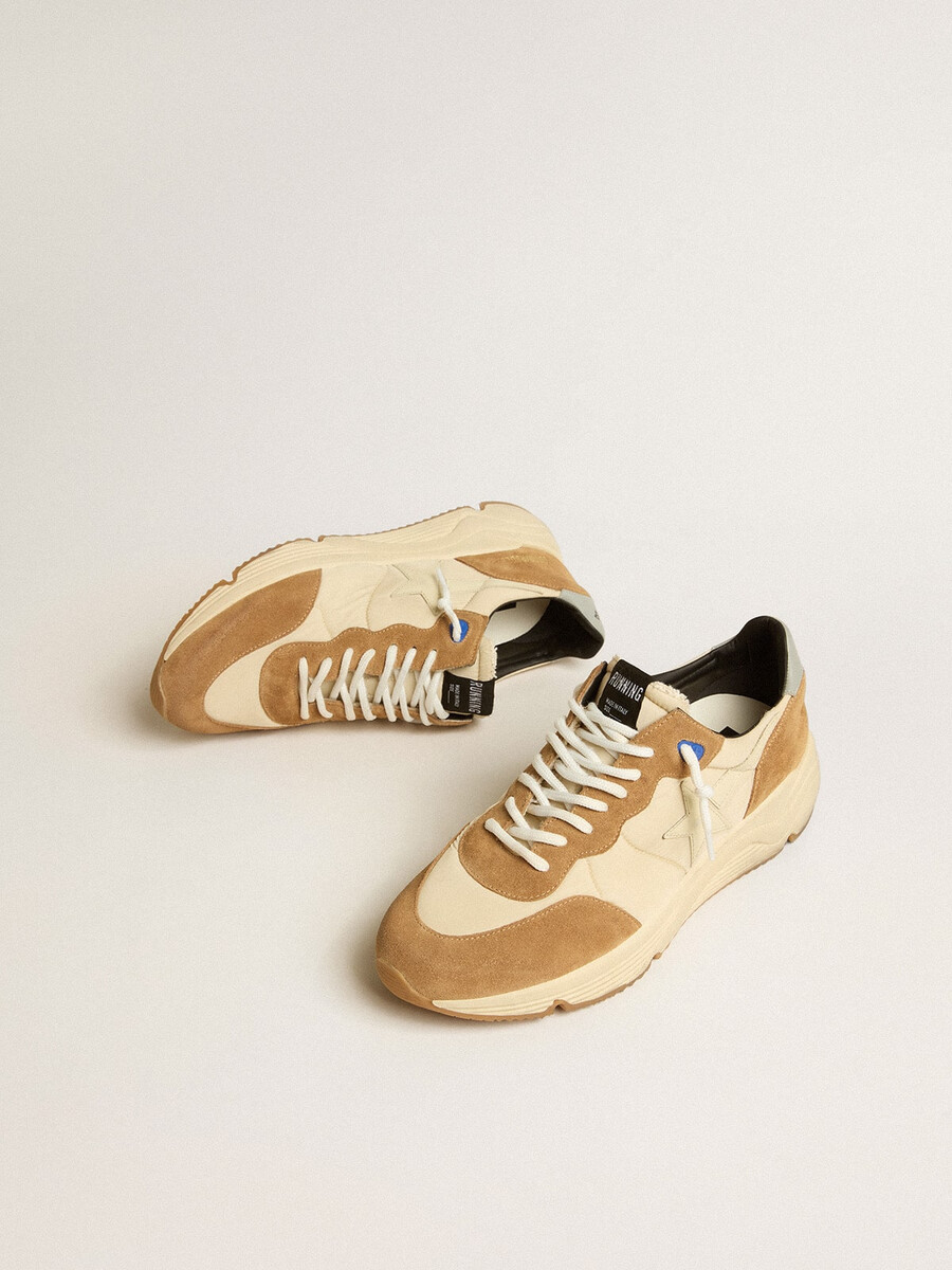 hardloopzool voor heren in ivoorkleurig nylon en tabakskleurig suède.