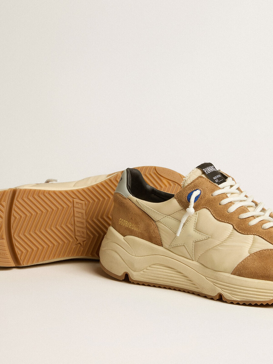 hardloopzool voor heren in ivoorkleurig nylon en tabakskleurig suède.