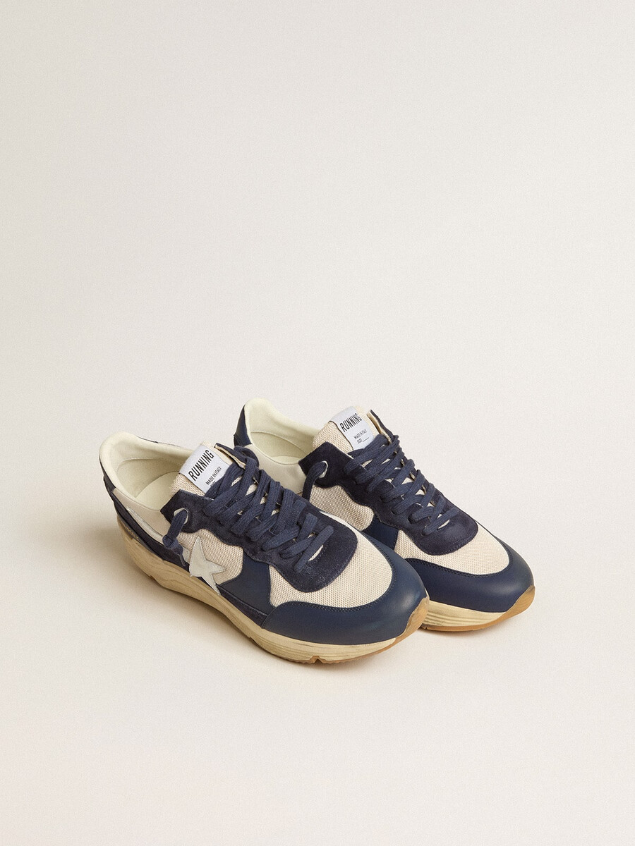 running sole van crèmekleurig mesh en blauw leer met een witte leren ster.