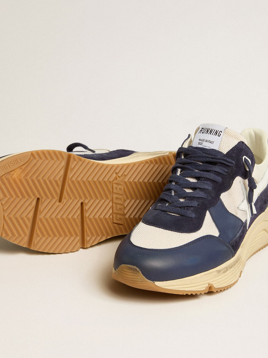 running sole van crèmekleurig mesh en blauw leer met een witte leren ster.