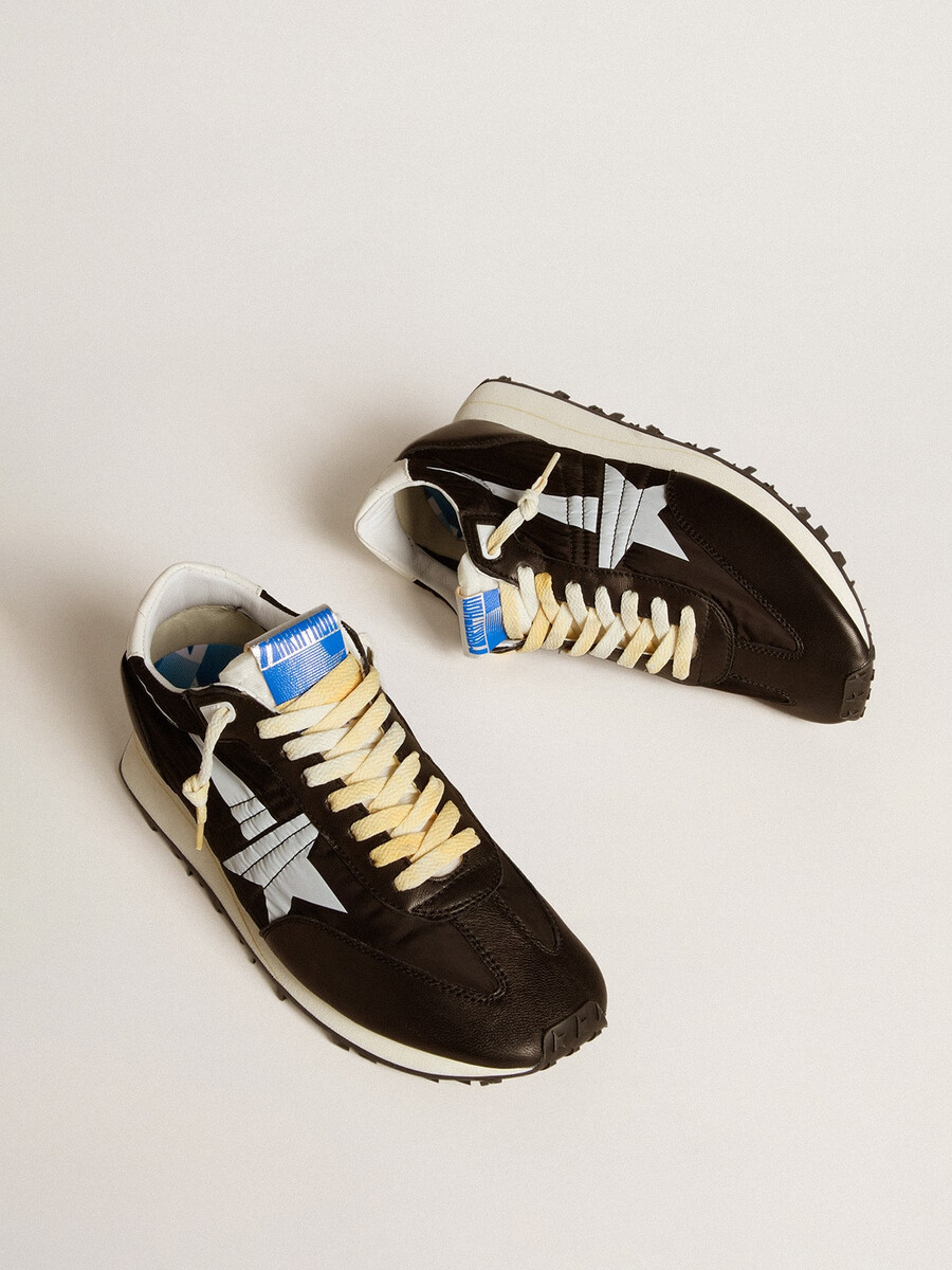 marathon herenschoen met zwart nylon bovenwerk en witte ster.