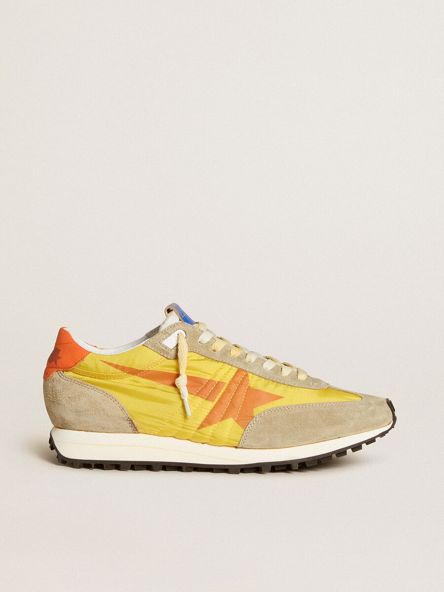 marathon herenschoen met geel nylon bovenwerk en oranje ster.