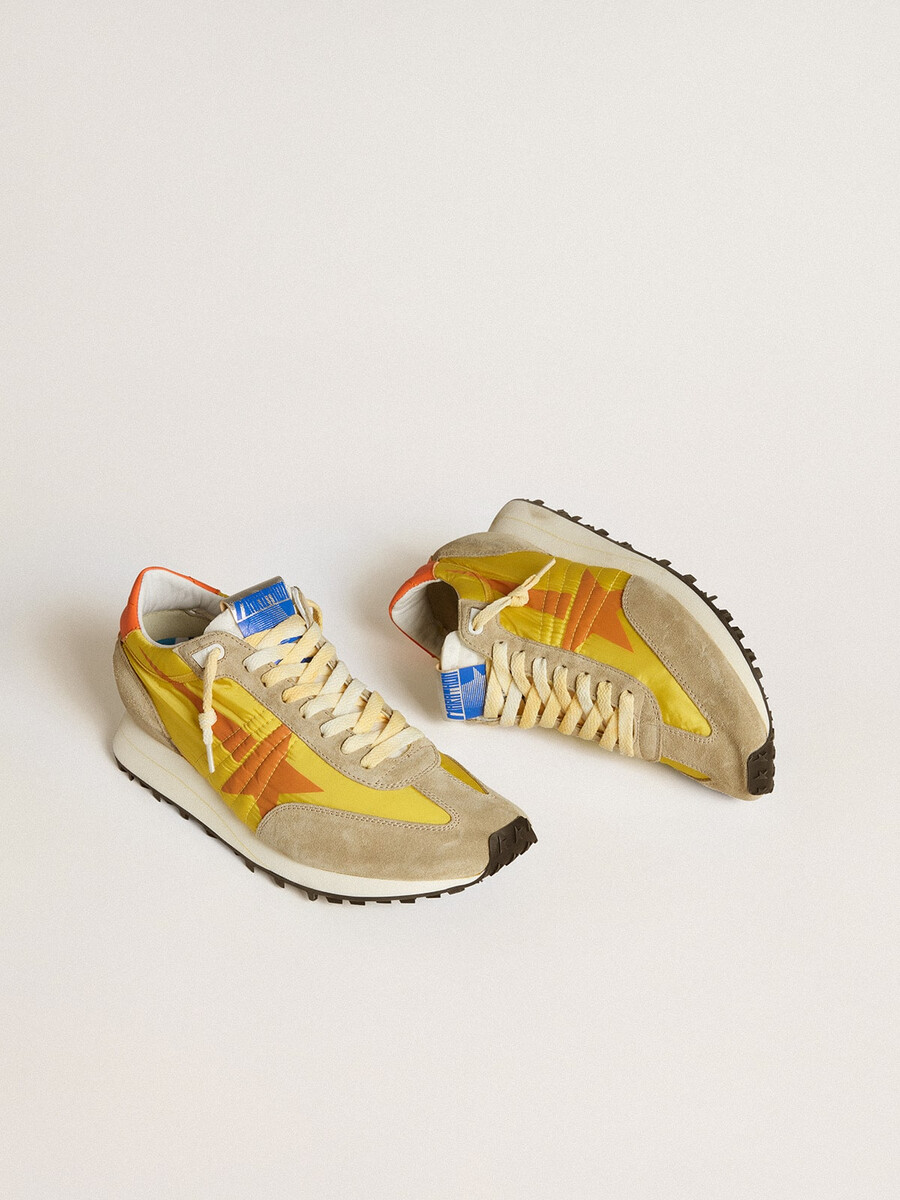 marathon herenschoen met geel nylon bovenwerk en oranje ster.