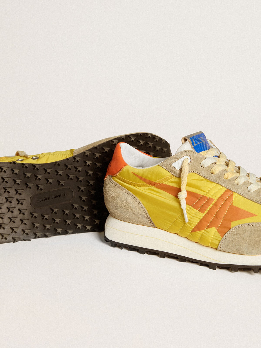 marathon herenschoen met geel nylon bovenwerk en oranje ster.