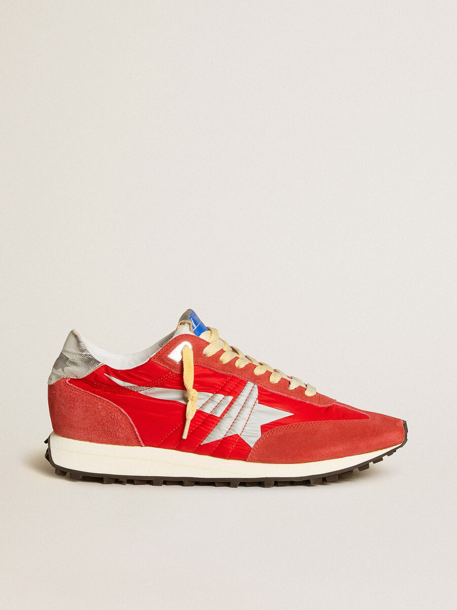 marathon-schoen voor heren met rood nylon bovenwerk en zilveren ster.