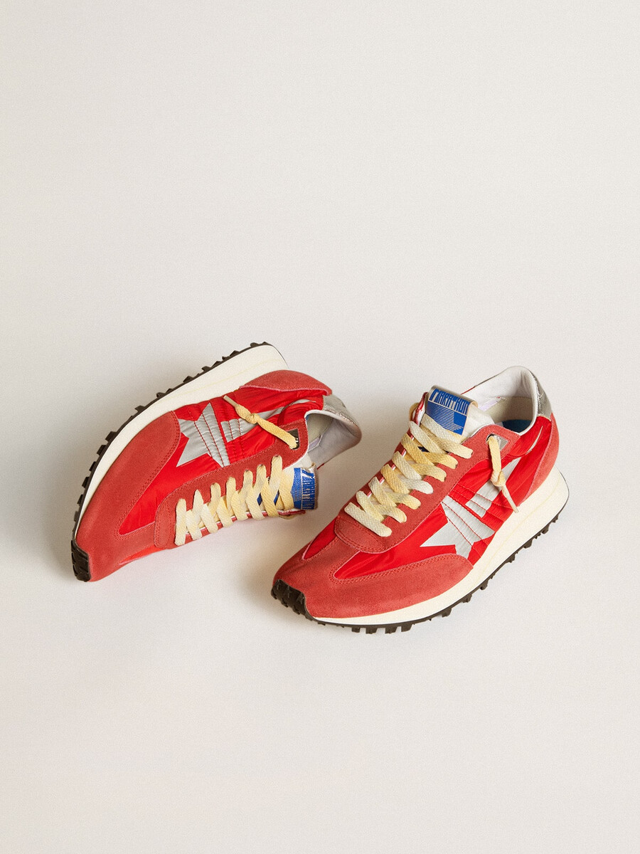 marathon-schoen voor heren met rood nylon bovenwerk en zilveren ster.