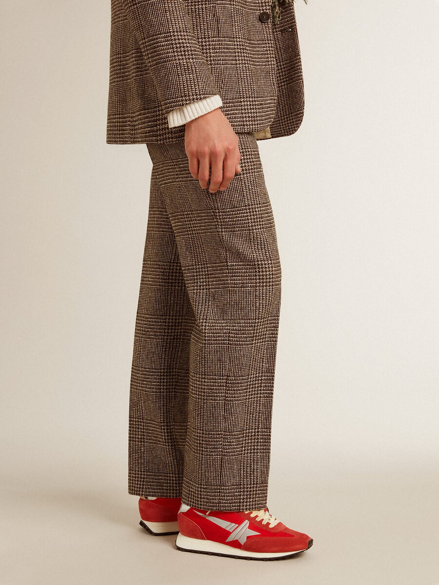 marathon-schoen voor heren met rood nylon bovenwerk en zilveren ster.