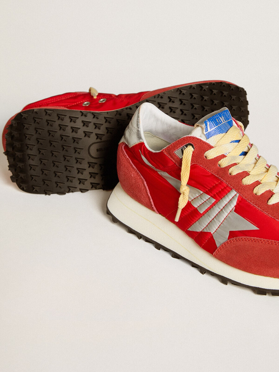 marathon-schoen voor heren met rood nylon bovenwerk en zilveren ster.