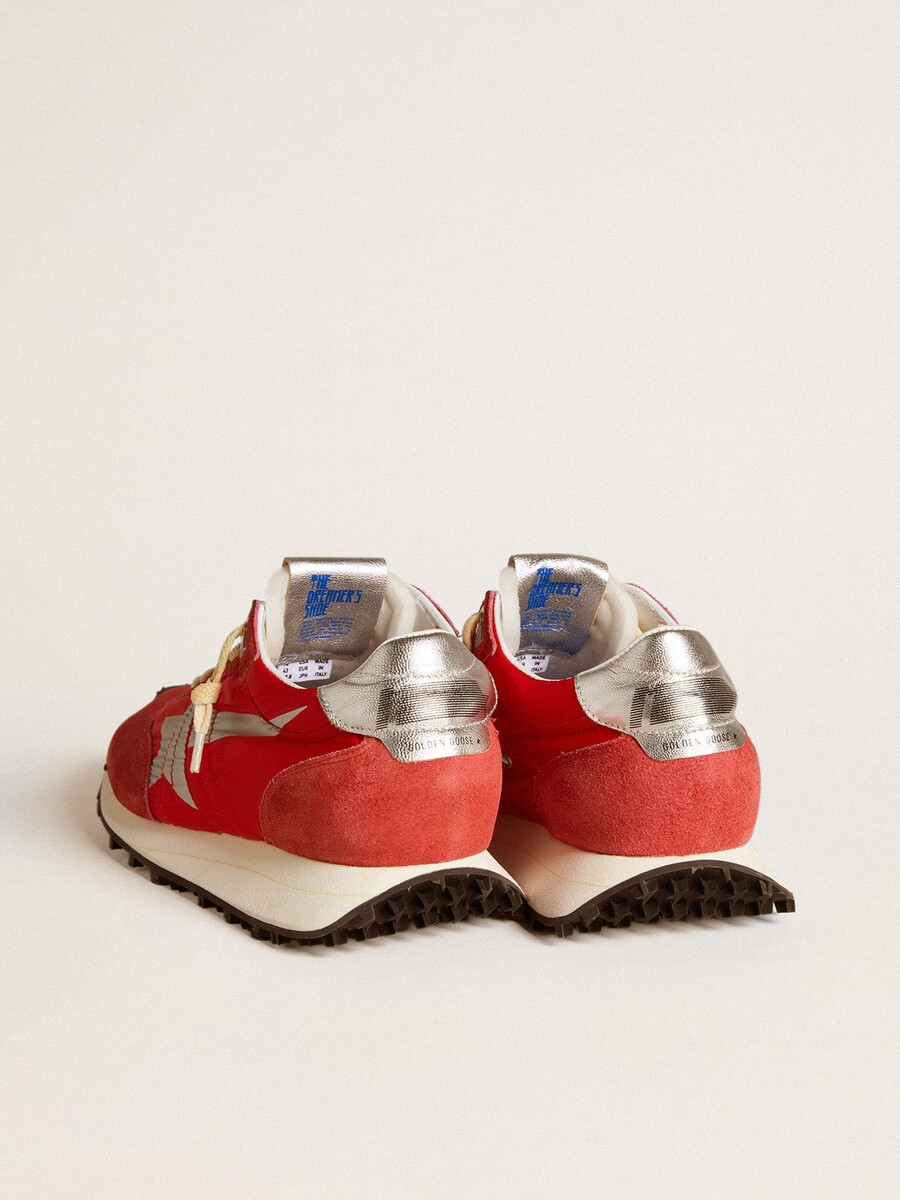 marathon-schoen voor heren met rood nylon bovenwerk en zilveren ster.