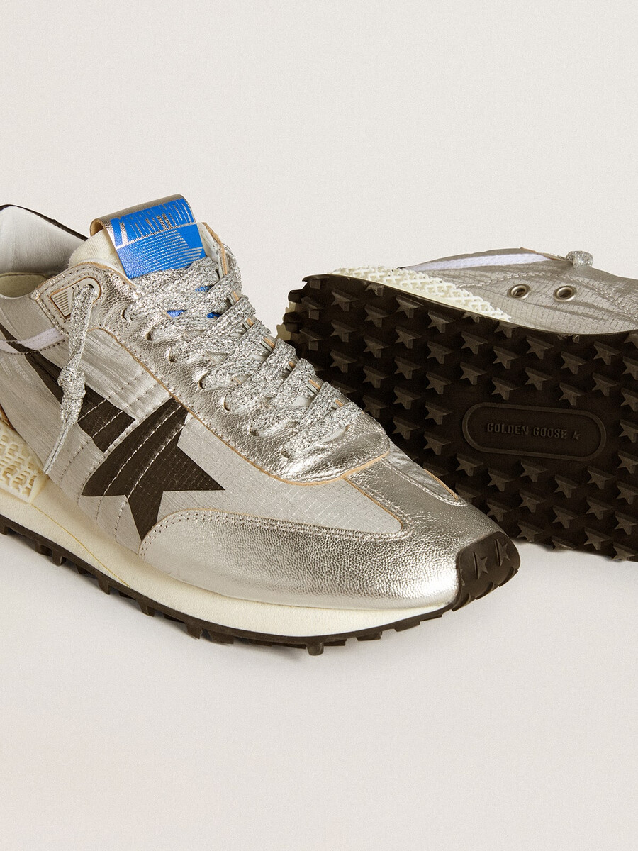 marathon herenschoen met zilverkleurig ripstop nylon bovenwerk en zwarte ster.