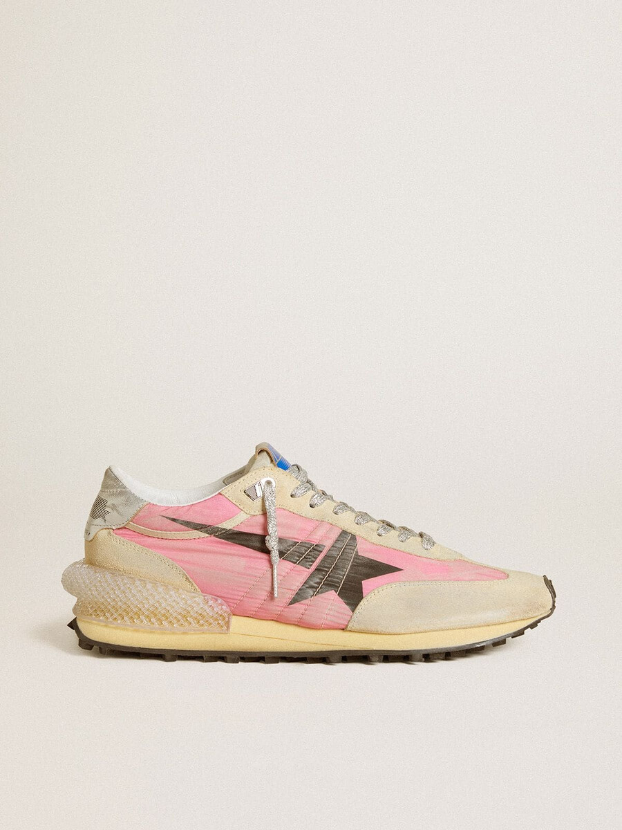 marathon herenschoen in roze nylon en goudkleurig suède met zwarte sterrenprint.