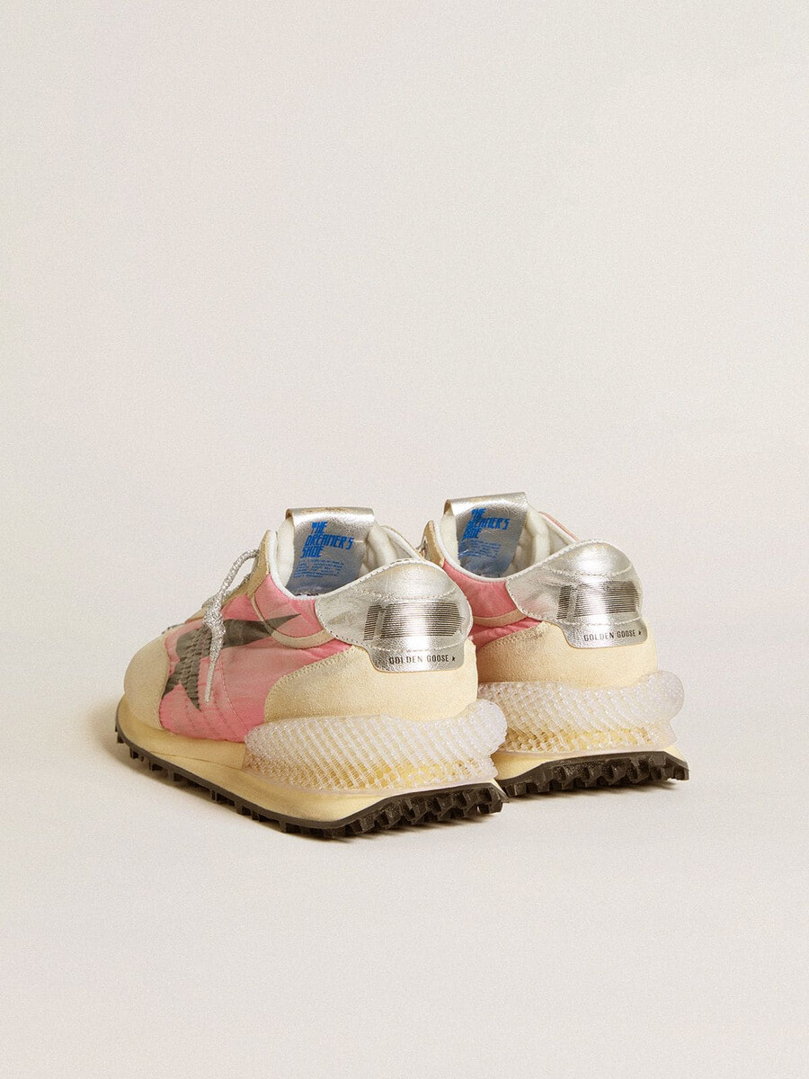 marathon herenschoen in roze nylon en goudkleurig suède met zwarte sterrenprint.