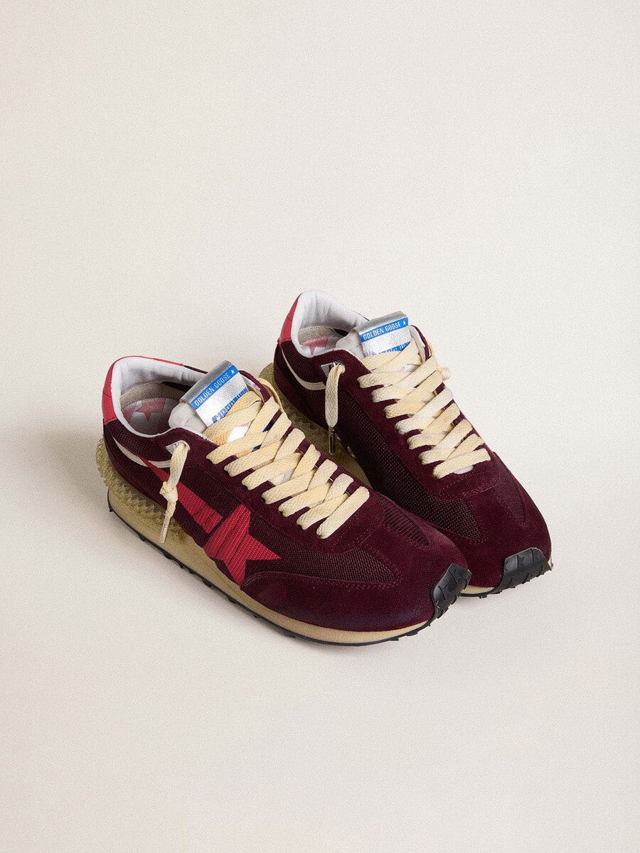 marathon-sneaker voor heren in bordeauxrood mesh en suède met een roze sterrenprint.