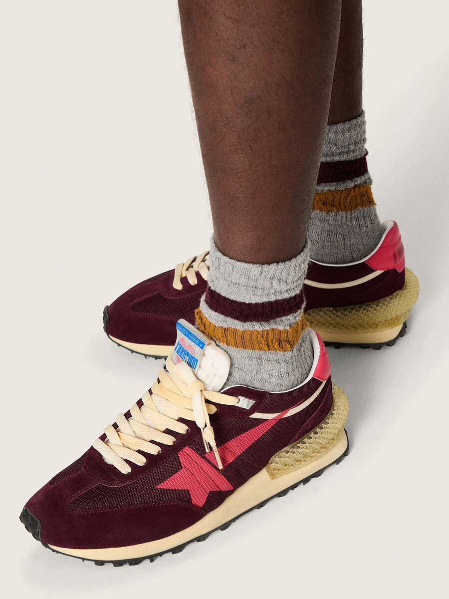 marathon-sneaker voor heren in bordeauxrood mesh en suède met een roze sterrenprint.