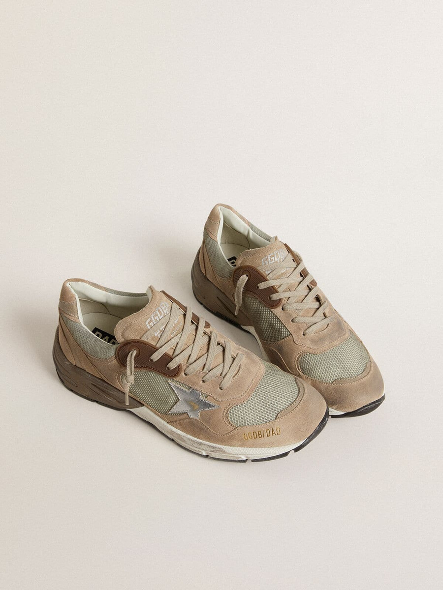 heren dad-star in beige mesh en suède met zilverkleurige leren ster.