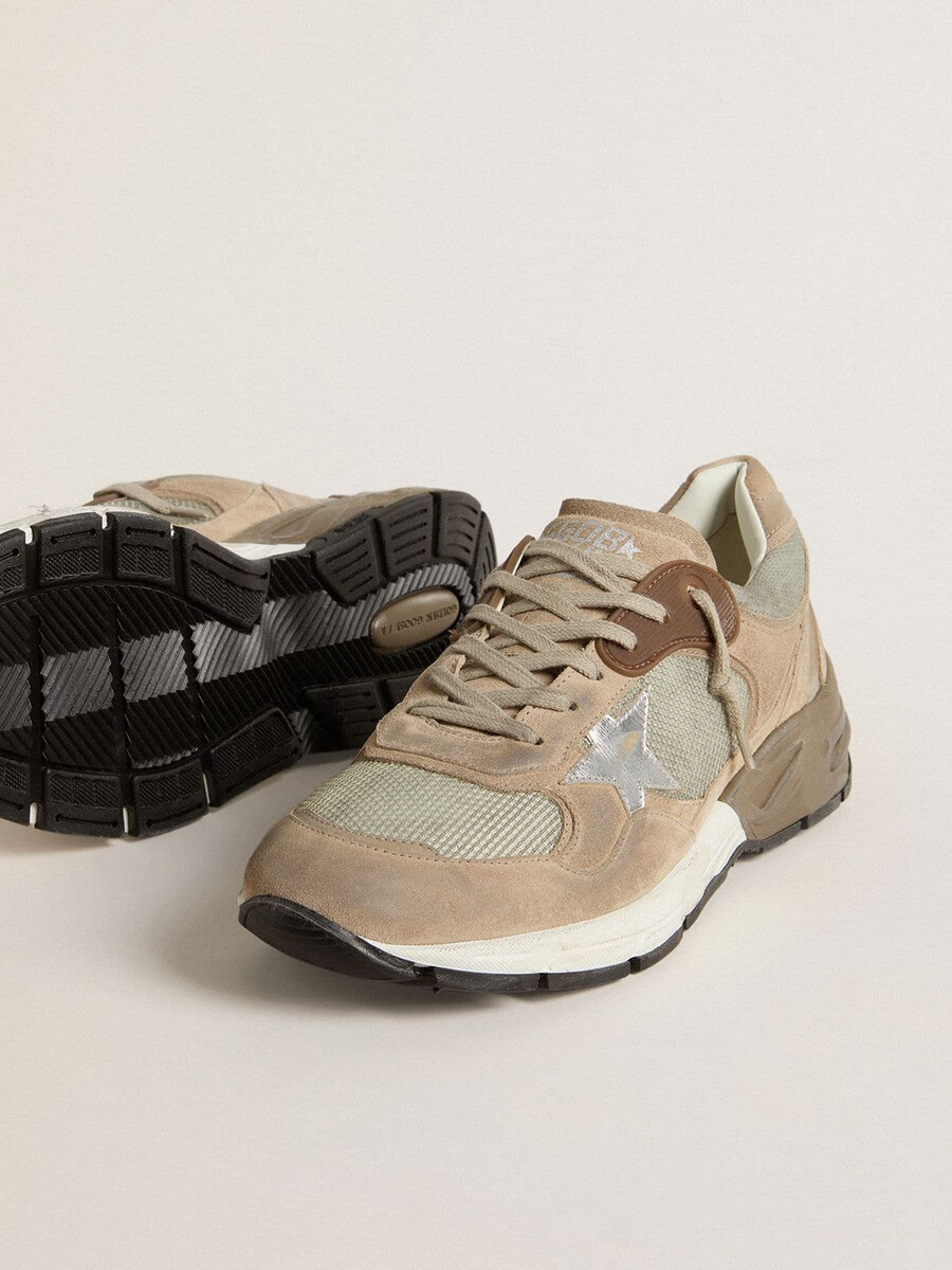 heren dad-star in beige mesh en suède met zilverkleurige leren ster.