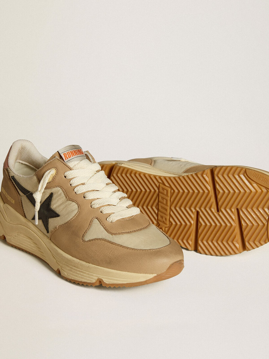 running sole ltd van nylon en nubuck met leren ster en hielstuk.