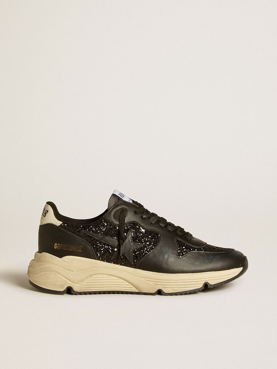 dames hardloopzool in zwart met glitter leren ster en hielstuk van nubuck.