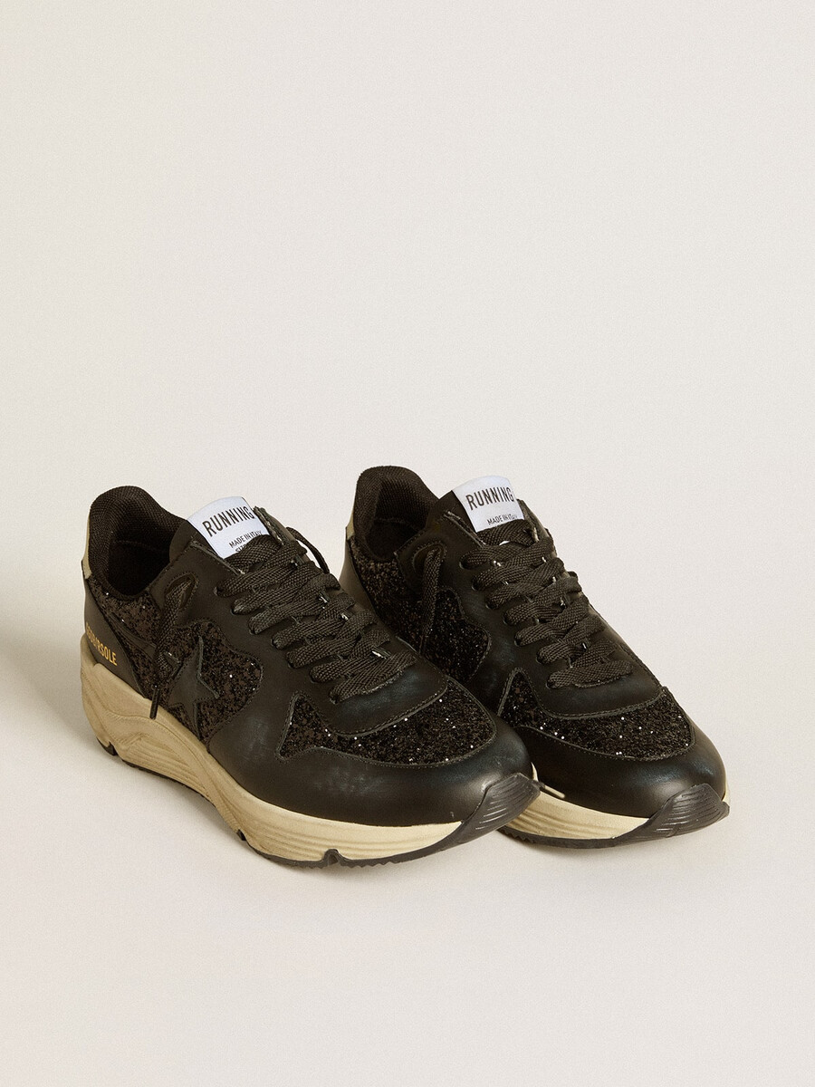 dames hardloopzool in zwart met glitter leren ster en hielstuk van nubuck.