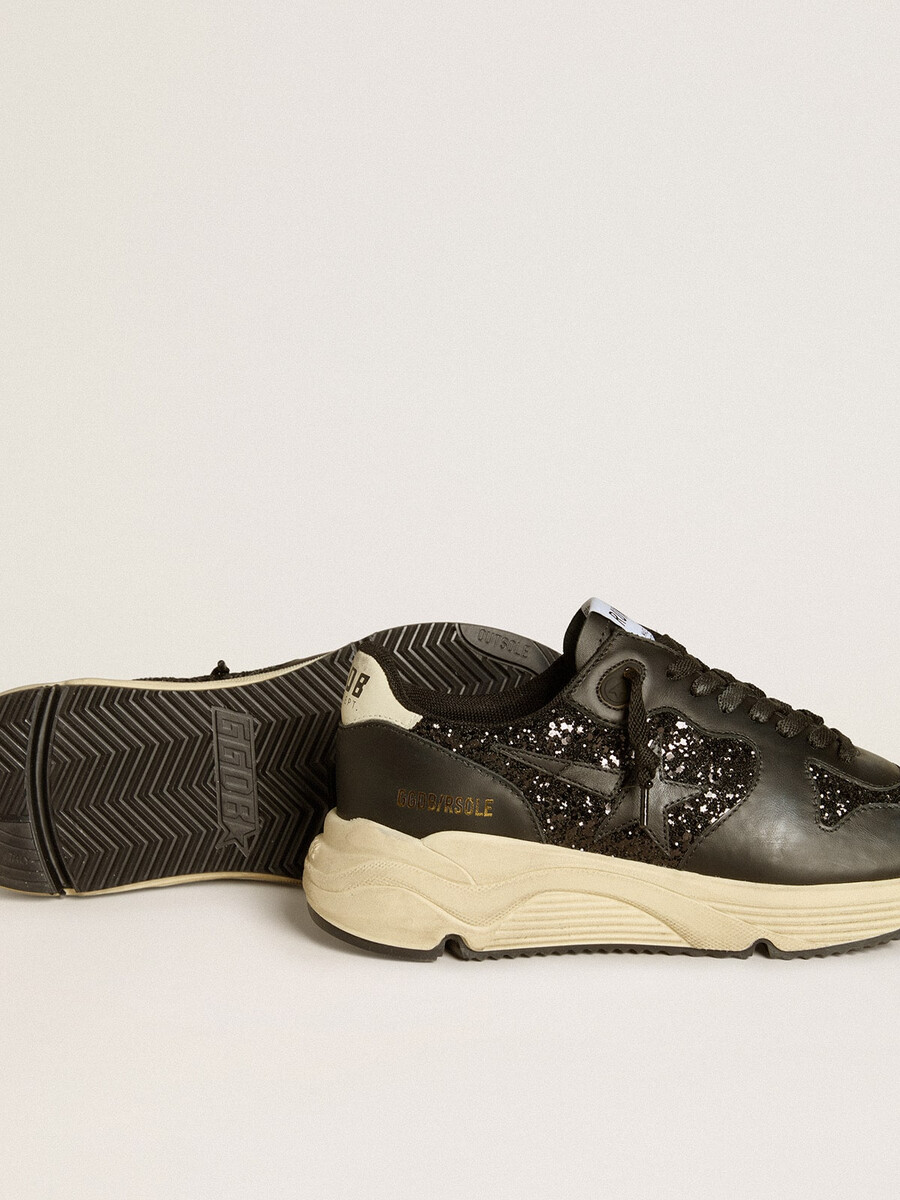 dames hardloopzool in zwart met glitter leren ster en hielstuk van nubuck.