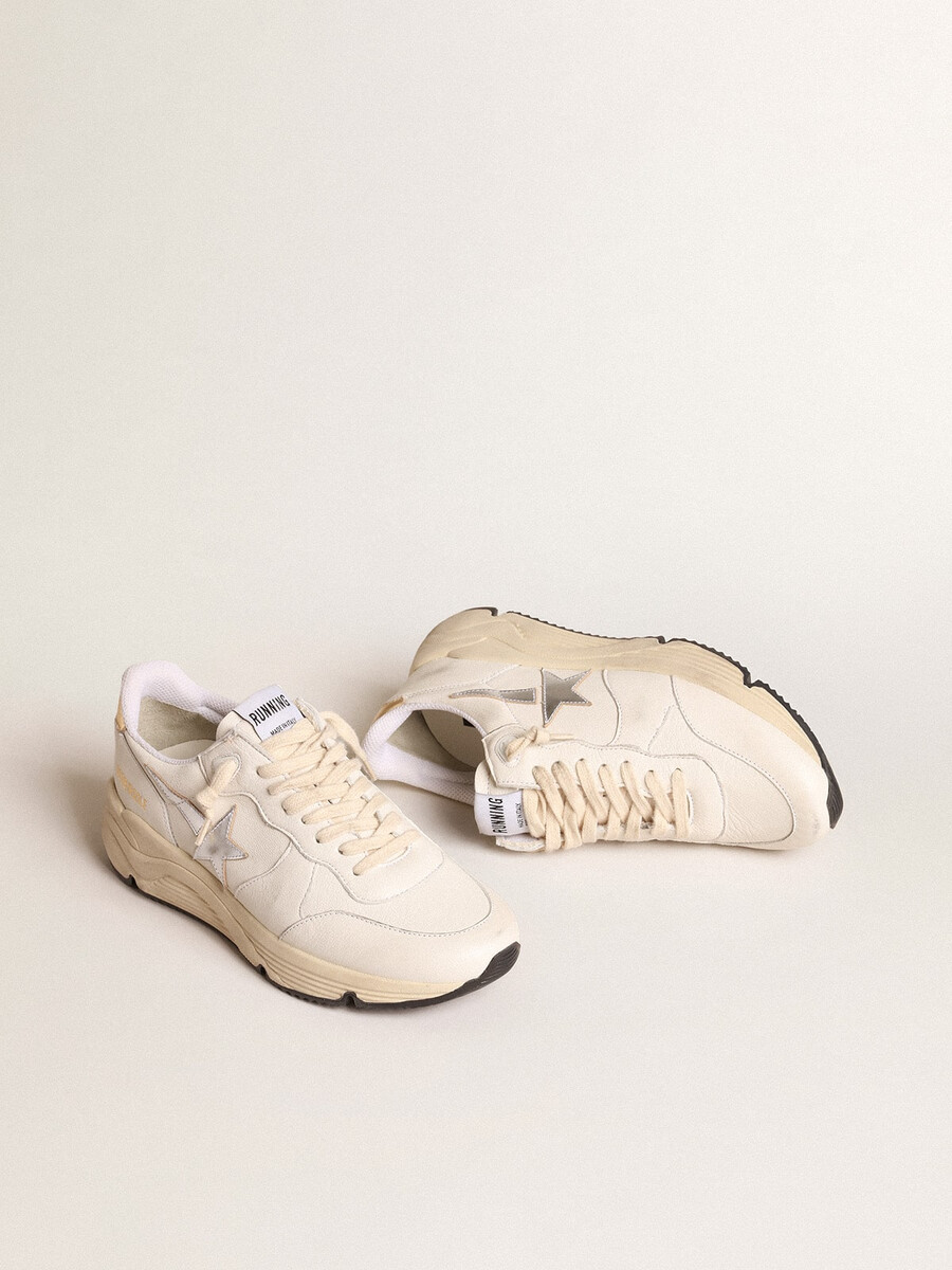 running sole van nappaleer met zilveren ster en gouden leren hielstuk.