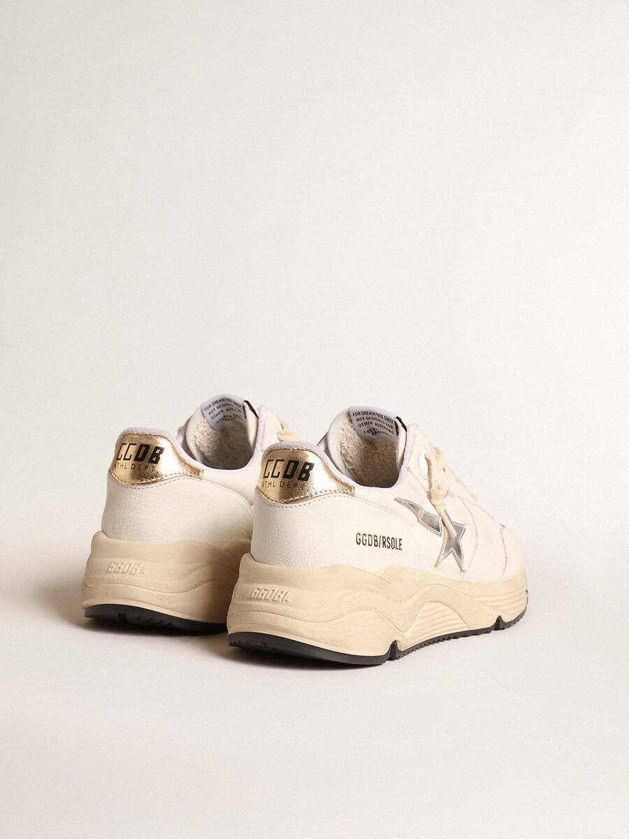 running sole van nappaleer met zilveren ster en gouden leren hielstuk.