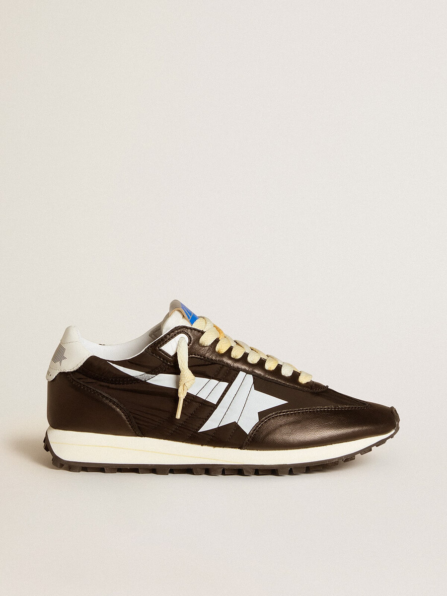 damesmarathon met zwart nylon bovenwerk en witte ster