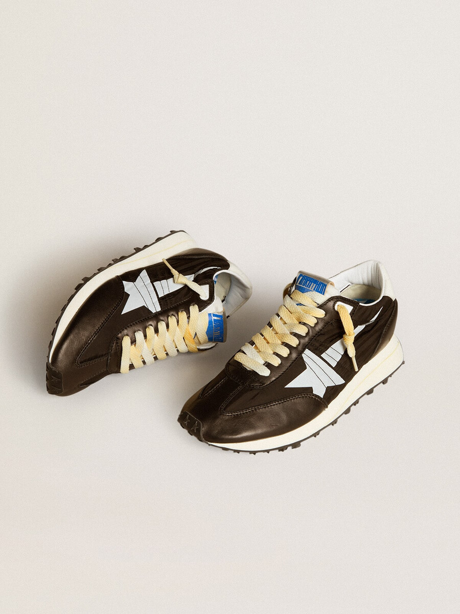 damesmarathon met zwart nylon bovenwerk en witte ster