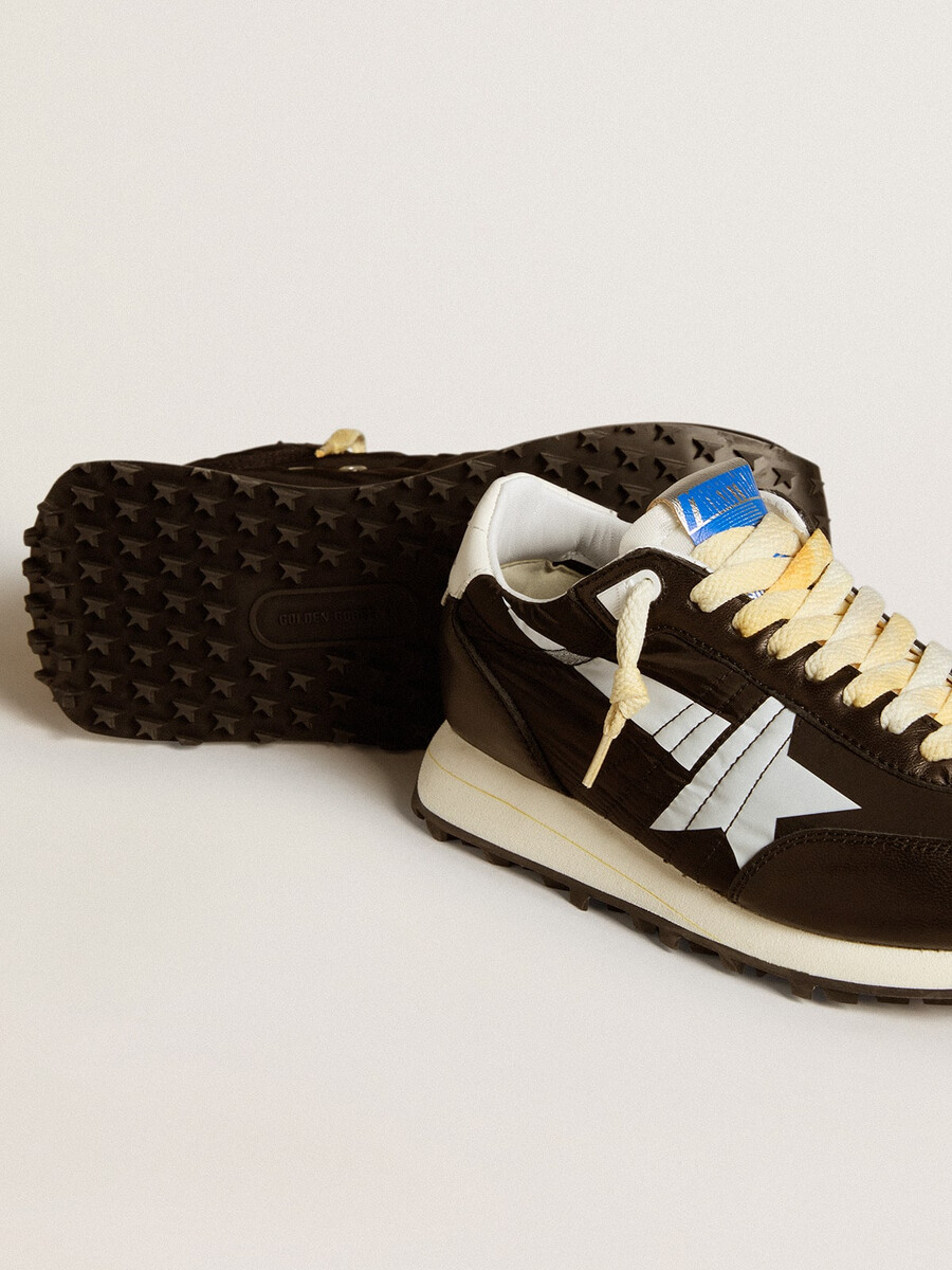 damesmarathon met zwart nylon bovenwerk en witte ster