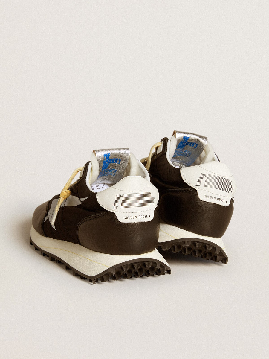 damesmarathon met zwart nylon bovenwerk en witte ster
