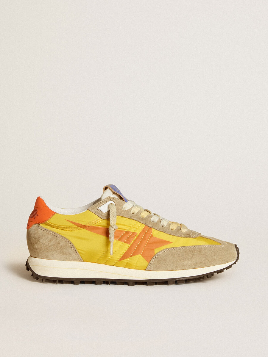 damesmarathon met geel nylon bovenwerk en oranje ster