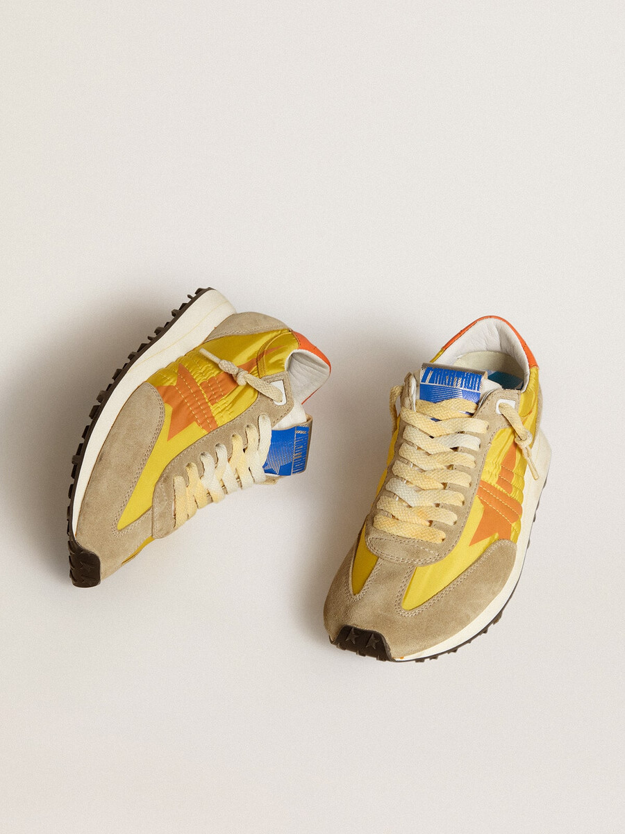 damesmarathon met geel nylon bovenwerk en oranje ster