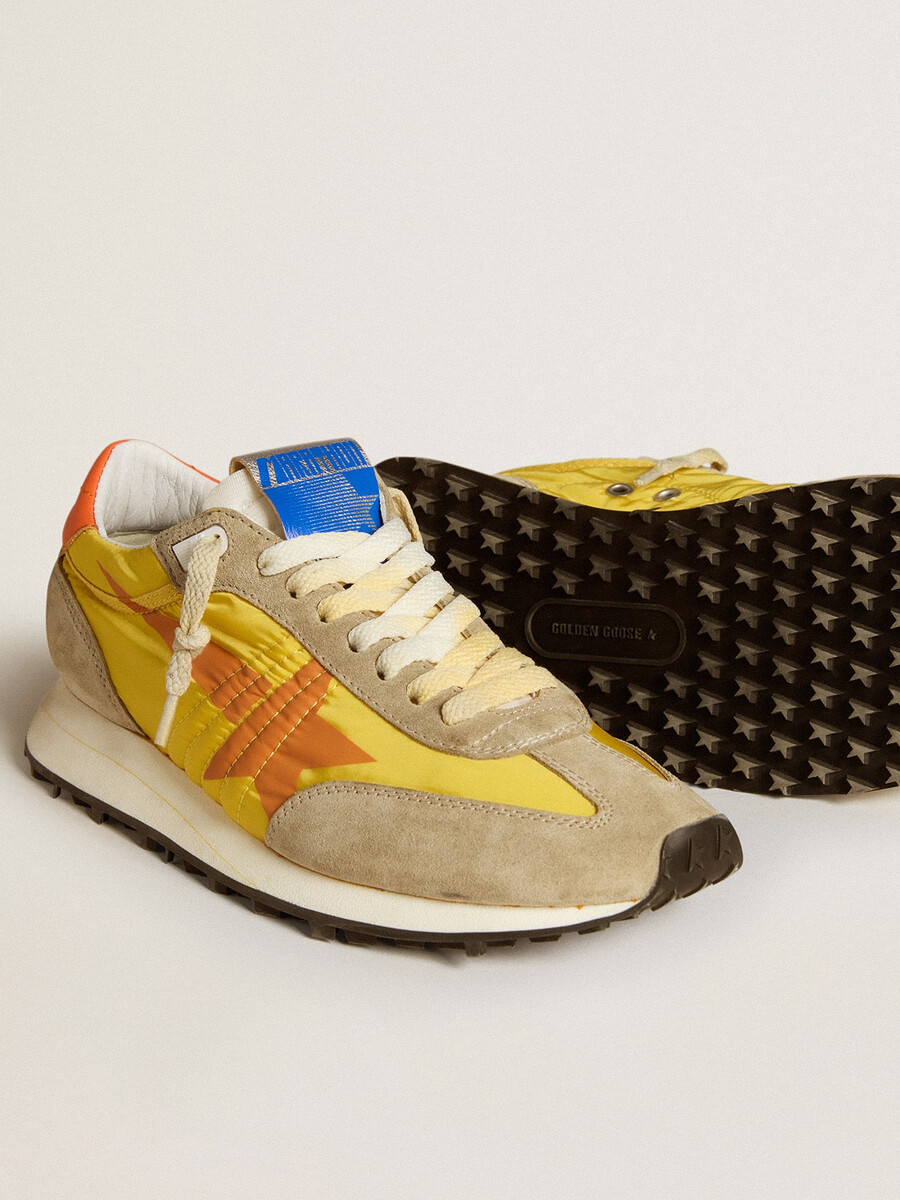 damesmarathon met geel nylon bovenwerk en oranje ster