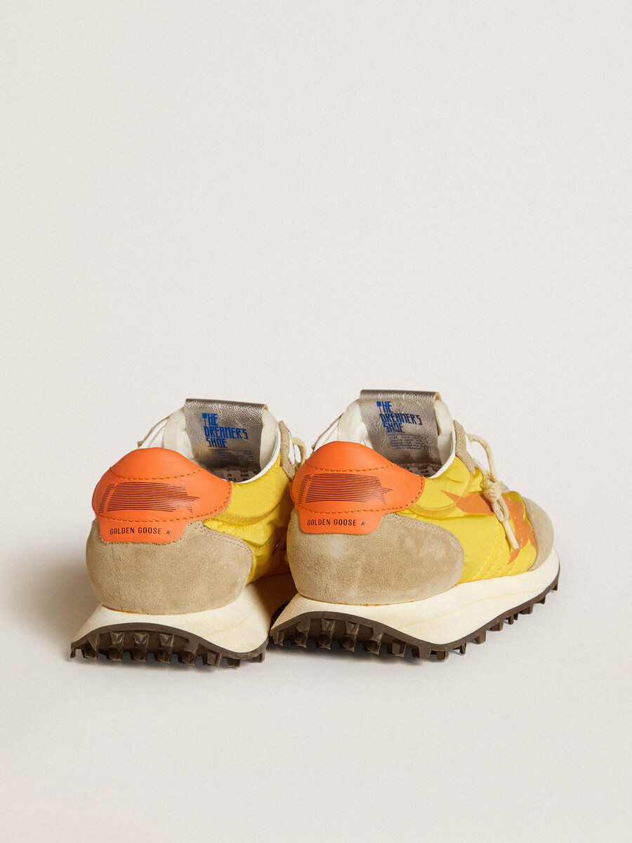 damesmarathon met geel nylon bovenwerk en oranje ster