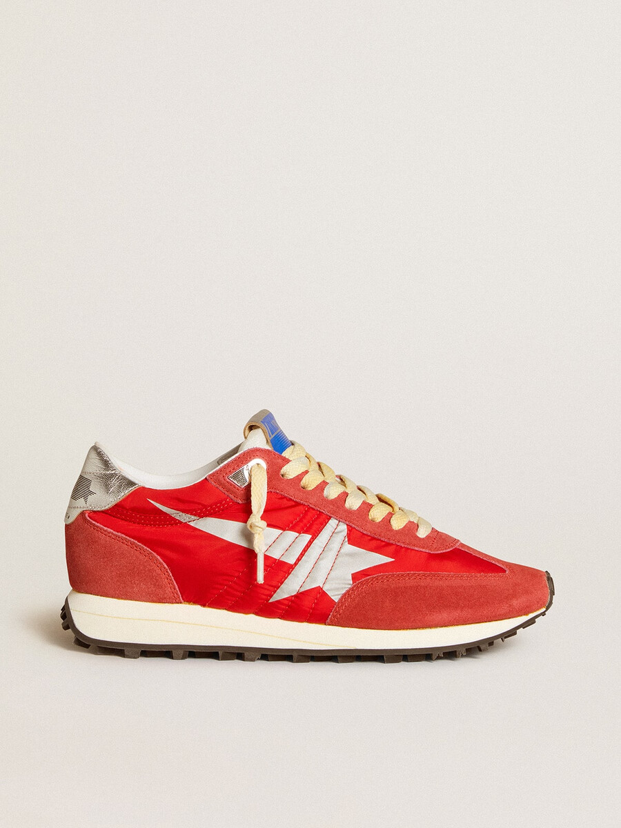 damesmarathon met rood nylon bovenwerk en zilveren ster