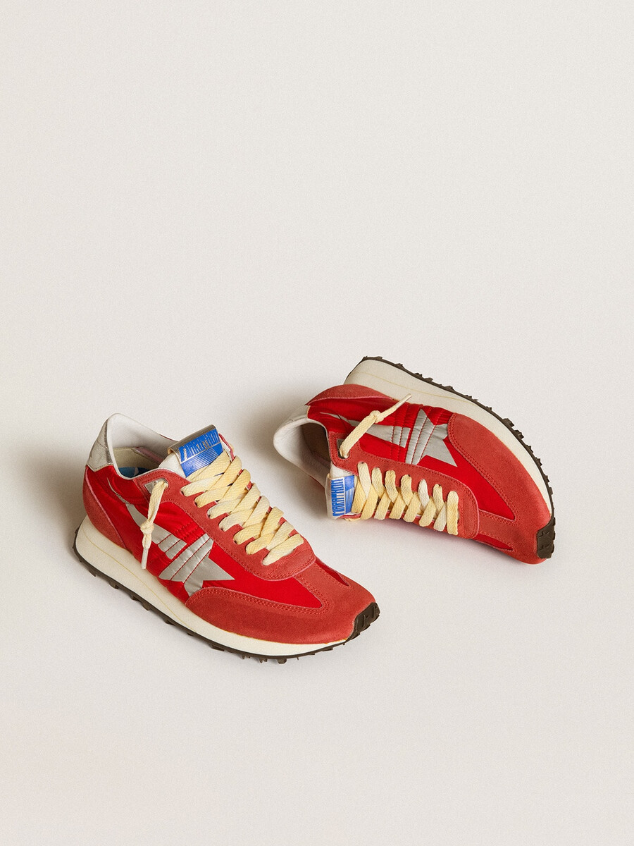 damesmarathon met rood nylon bovenwerk en zilveren ster