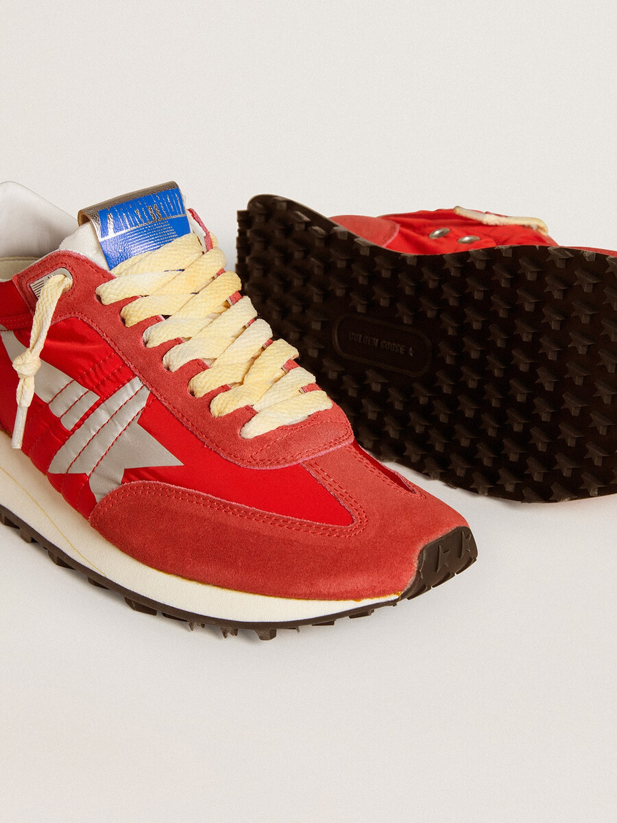 damesmarathon met rood nylon bovenwerk en zilveren ster