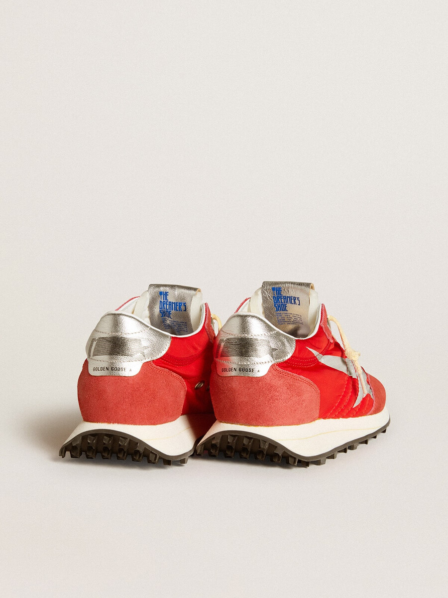 damesmarathon met rood nylon bovenwerk en zilveren ster